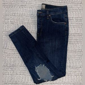 FREE PEOPLE DARK BLUE WASH RIPPED KNEE JEANS